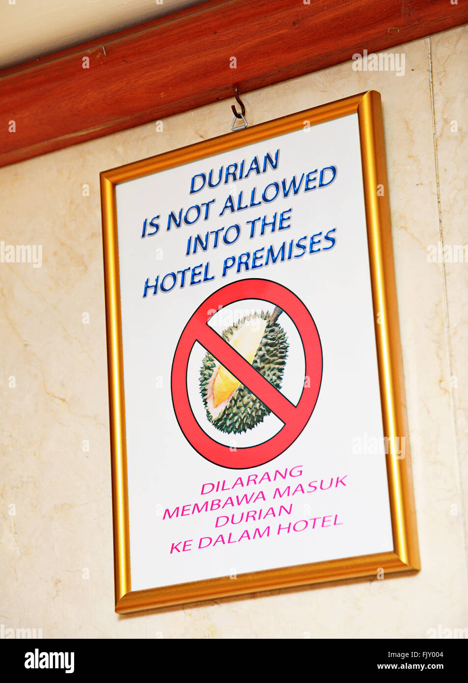 Panneau d'avertissement vous interdit de prendre une odeur de fruits Durian dans les locaux de l'hôtel. Banque D'Images