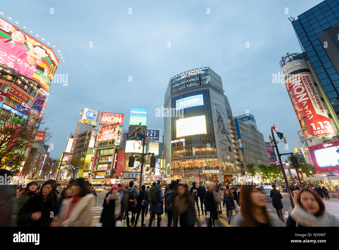 Tokyo, Japon - 6 janvier 2016 : l'heure de pointe du soir au fameux croisement de Shibuya à Tokyo, Japon. Banque D'Images