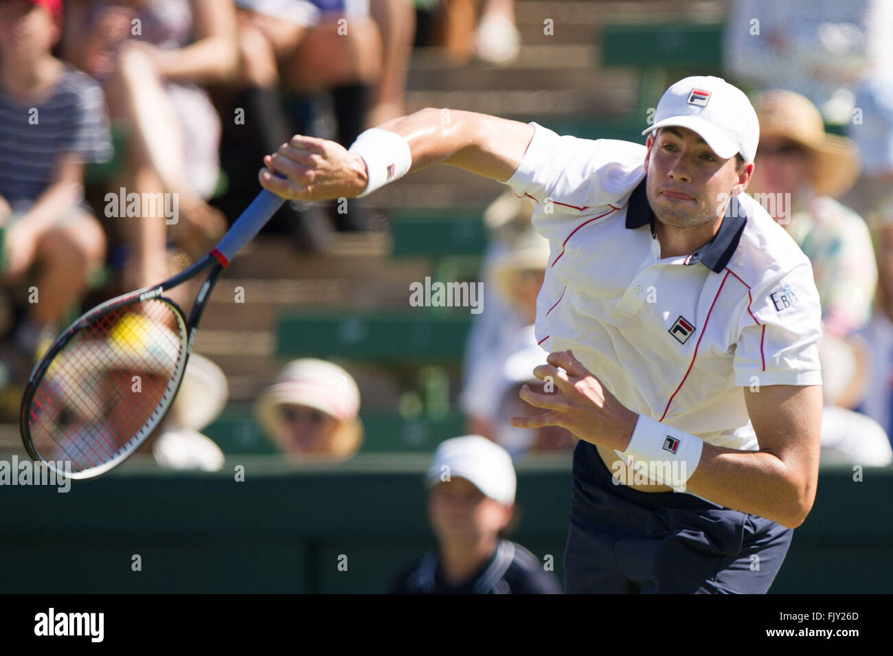Melbourne, Australie. 4e Mar, 2016. De John Isner USA retourne la balle durant son match contre simple hommes Sam Groth de l'Australie pendant la Coupe Davis par BNP Paribas Groupe mondial de premier tour entre l'Australie et USA à Kooyong Lawn Tennis Club à Melbourne, Australie, 4 mars 2016. John Isner a gagné 3-0. © Bai Xue/Xinhua/Alamy Live News Banque D'Images