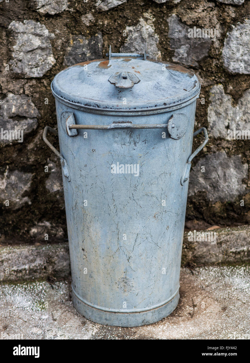 Old rusty metal garbage bin Banque D'Images