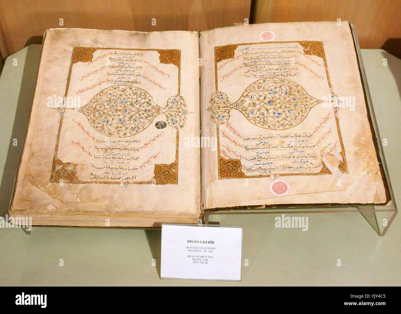Musée de Mevlana, ville de Konya, Turquie. Livre de poèmes ou masnavis écrit par mystique soufi mevlana, date de 1366 Banque D'Images