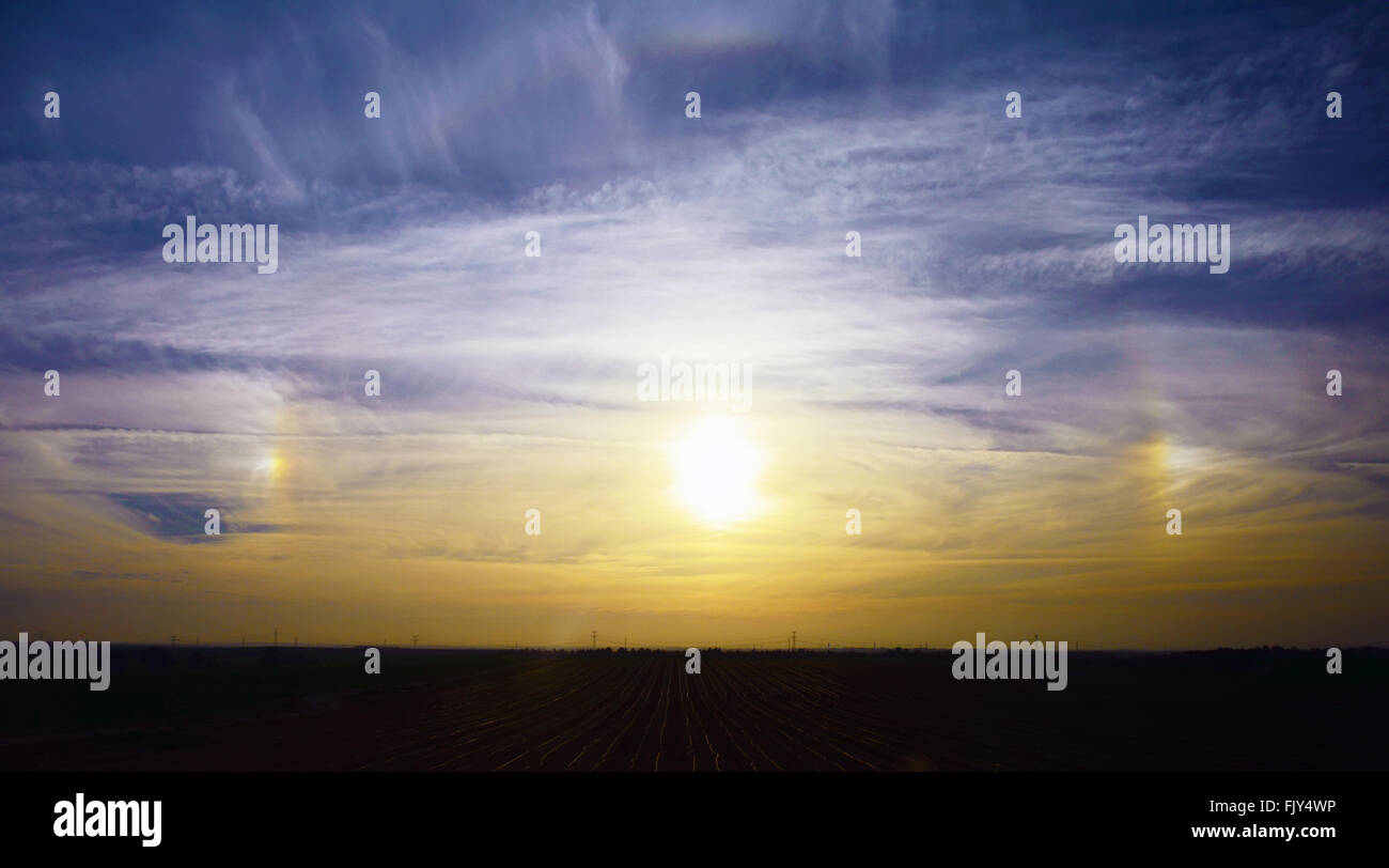 Bien réfléchi sur les nuages élevés Banque D'Images