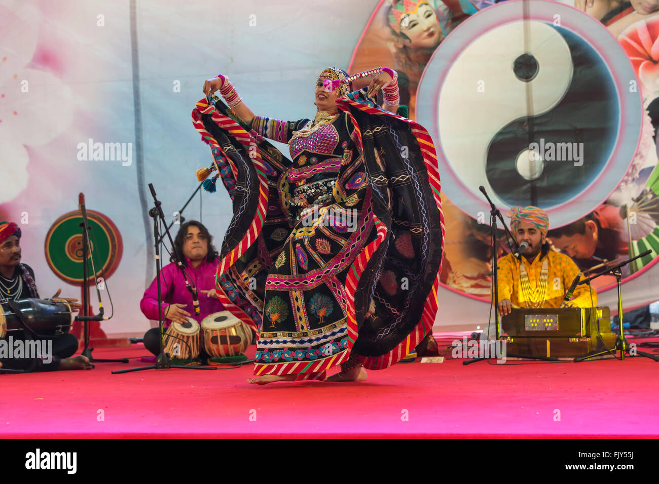 Danse folklorique indienne,Tsiganes du Rajasthan Oriental au festival à Turin Banque D'Images