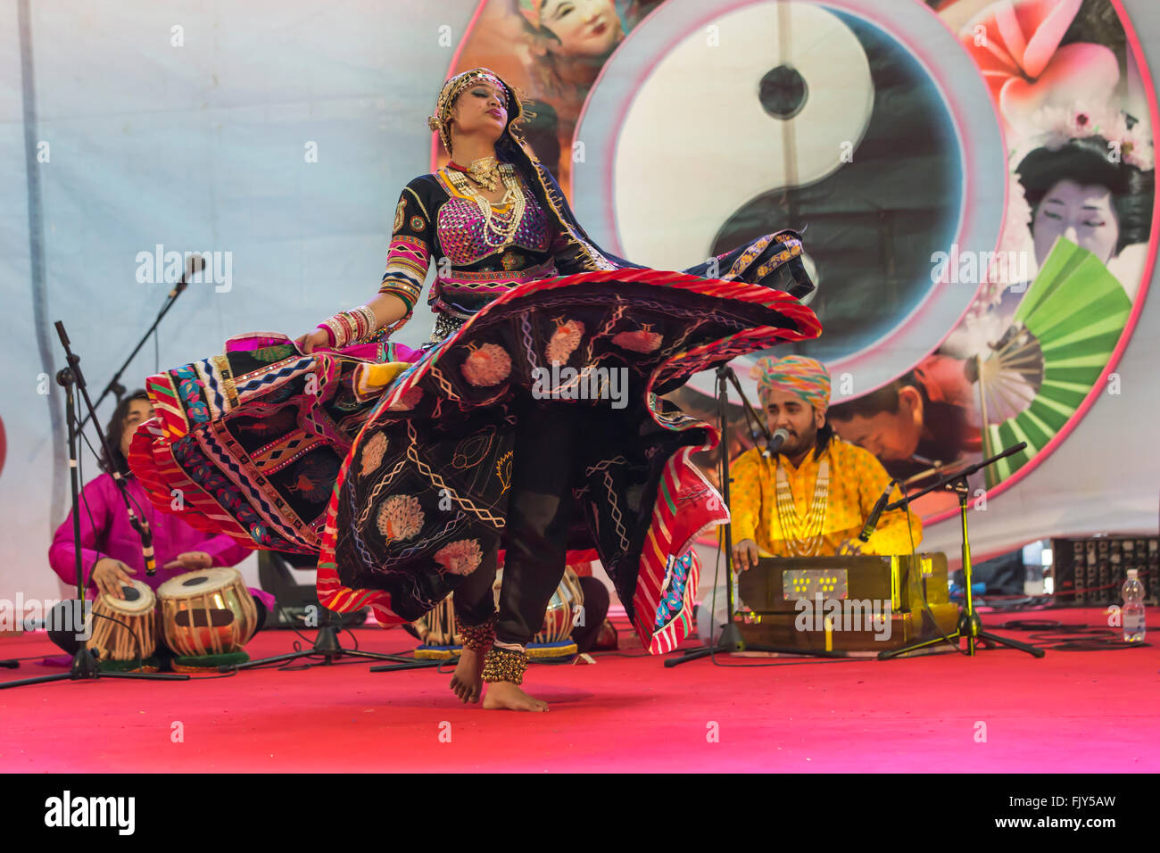 Danse folklorique indienne,Tsiganes du Rajasthan Oriental au festival à Turin Banque D'Images