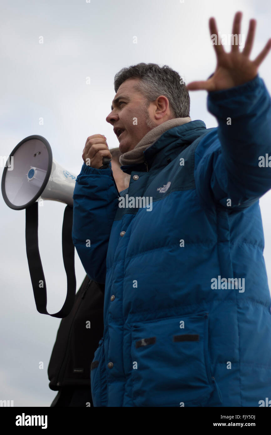 Dominic Dyer, directeur exécutif de la fiducie du blaireau, parle à une protestation contre l'abattage à Brighton des blaireaux Banque D'Images