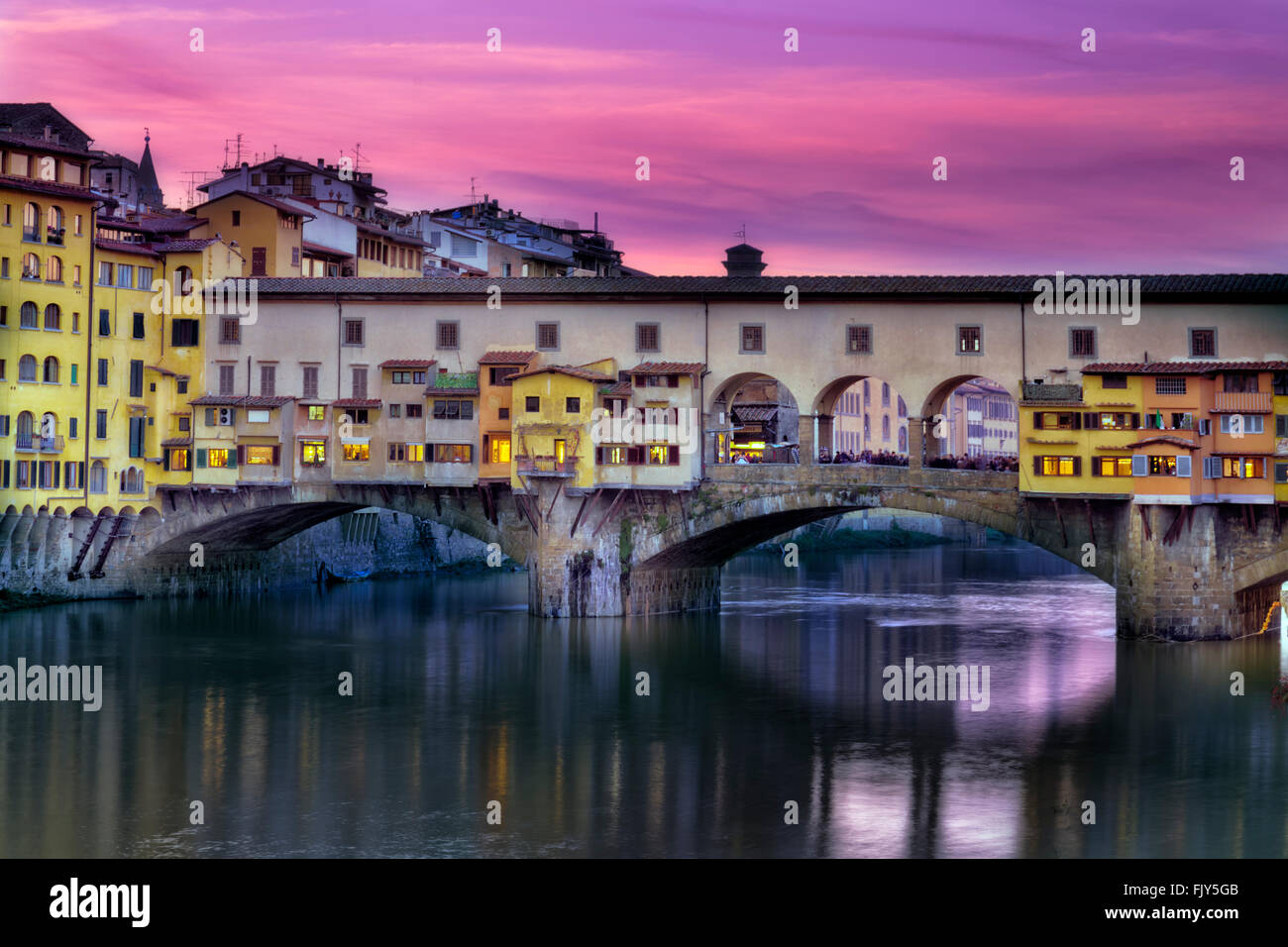 Belles couleurs du crépuscule et spéciaux dans le Ponte Vecchio. Florence, Italie. Banque D'Images