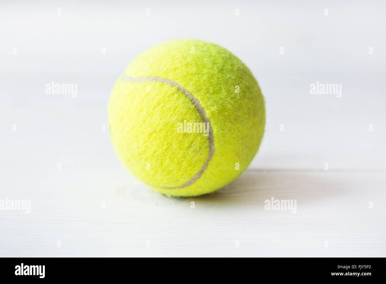 Balle de tennis sur un fond blanc Banque D'Images