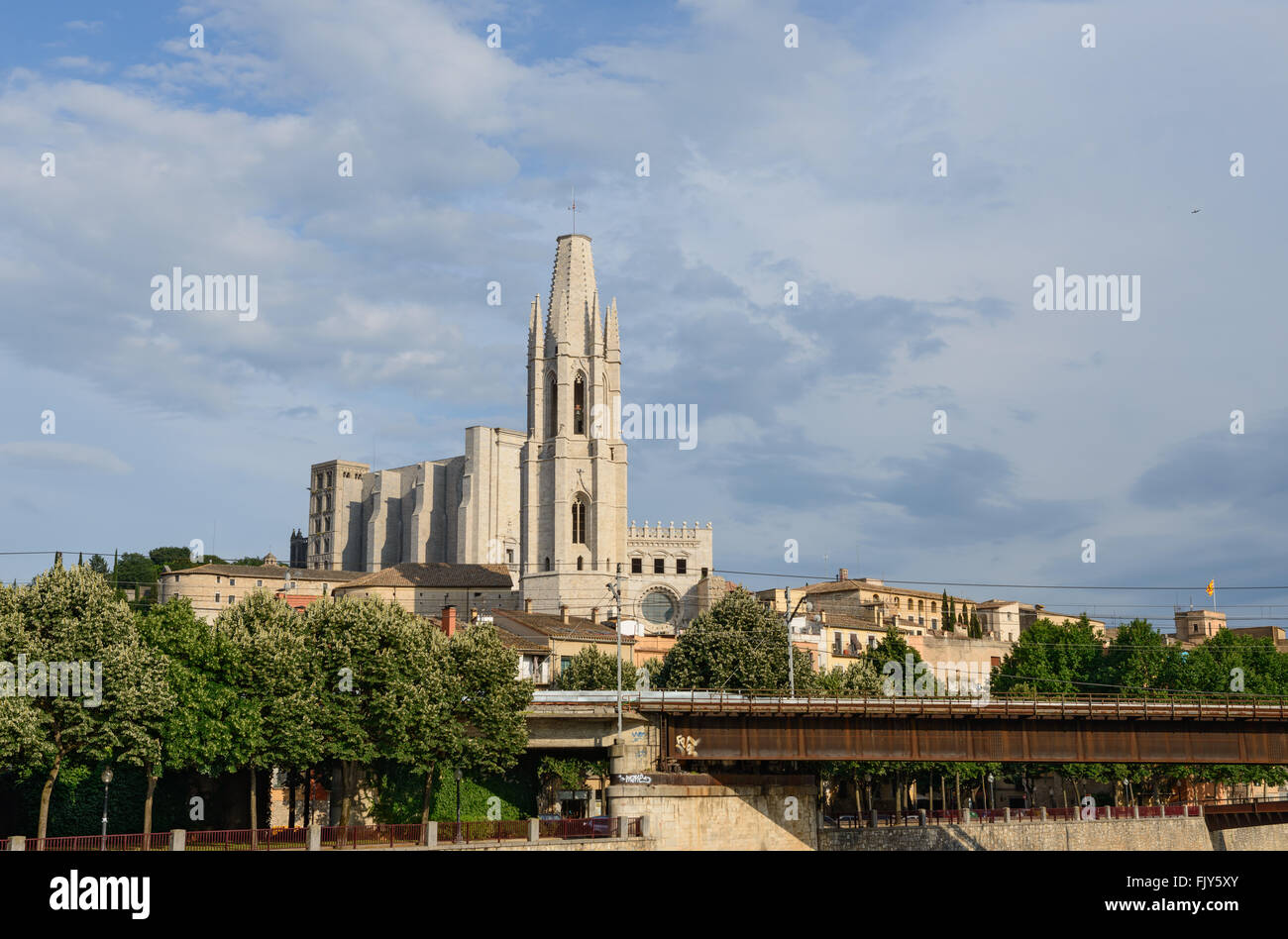 Collégiale de Sant Feliu (Félix) au-delà de Sant Feliu pont à travers la rivière Onyar, à Gérone, Catalogne, Espagne. Banque D'Images