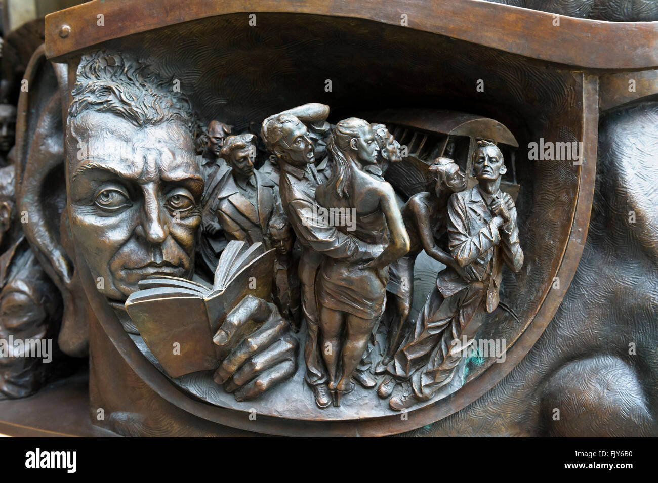 Sculptures ' Le Point de rencontre" de Paul Day, sculpteur britannique à la gare St Pancras, Londres, Royaume-Uni. Banque D'Images