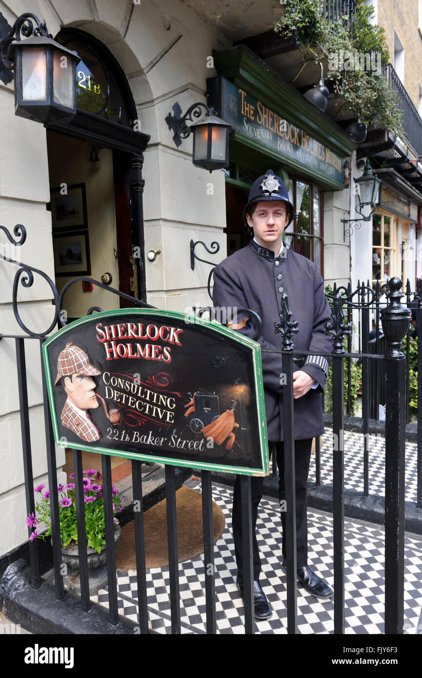 Un homme en uniforme de la police à l'extérieur du Musée Sherlock Holmes à Baker Street, London, United Kingdom. Banque D'Images