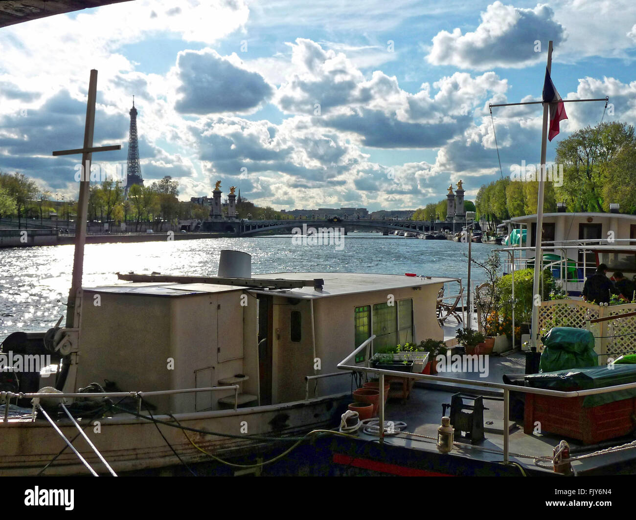 À bord d'un bateau sur la Seine à Paris avec la Tour Eiffel en arrière-plan et des nuages orageux à l'horizon Banque D'Images