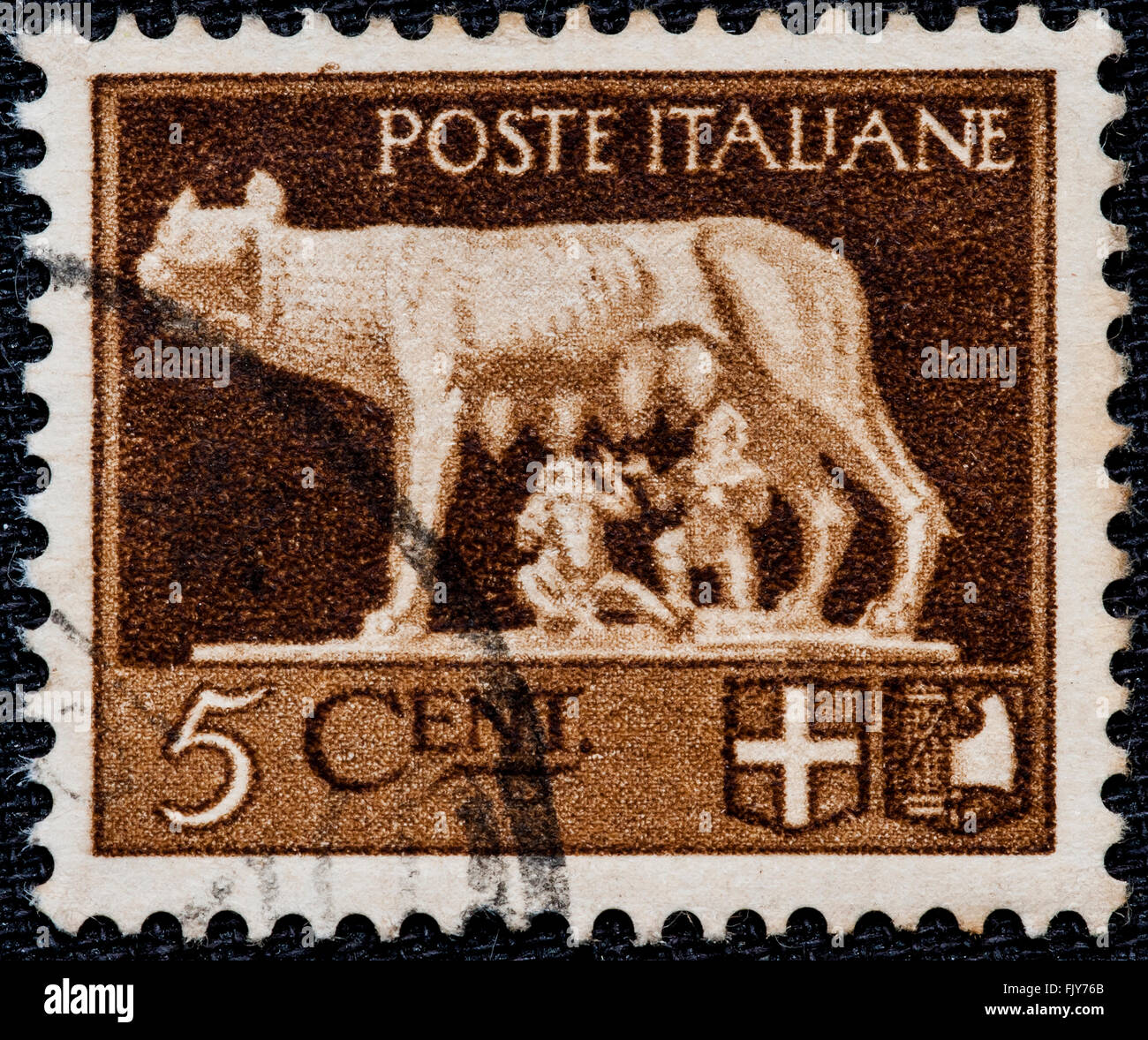 Stamp depicting the wolf suckling, symbole de Rome, émis par le Royaume d'Italie par 5 100. Banque D'Images