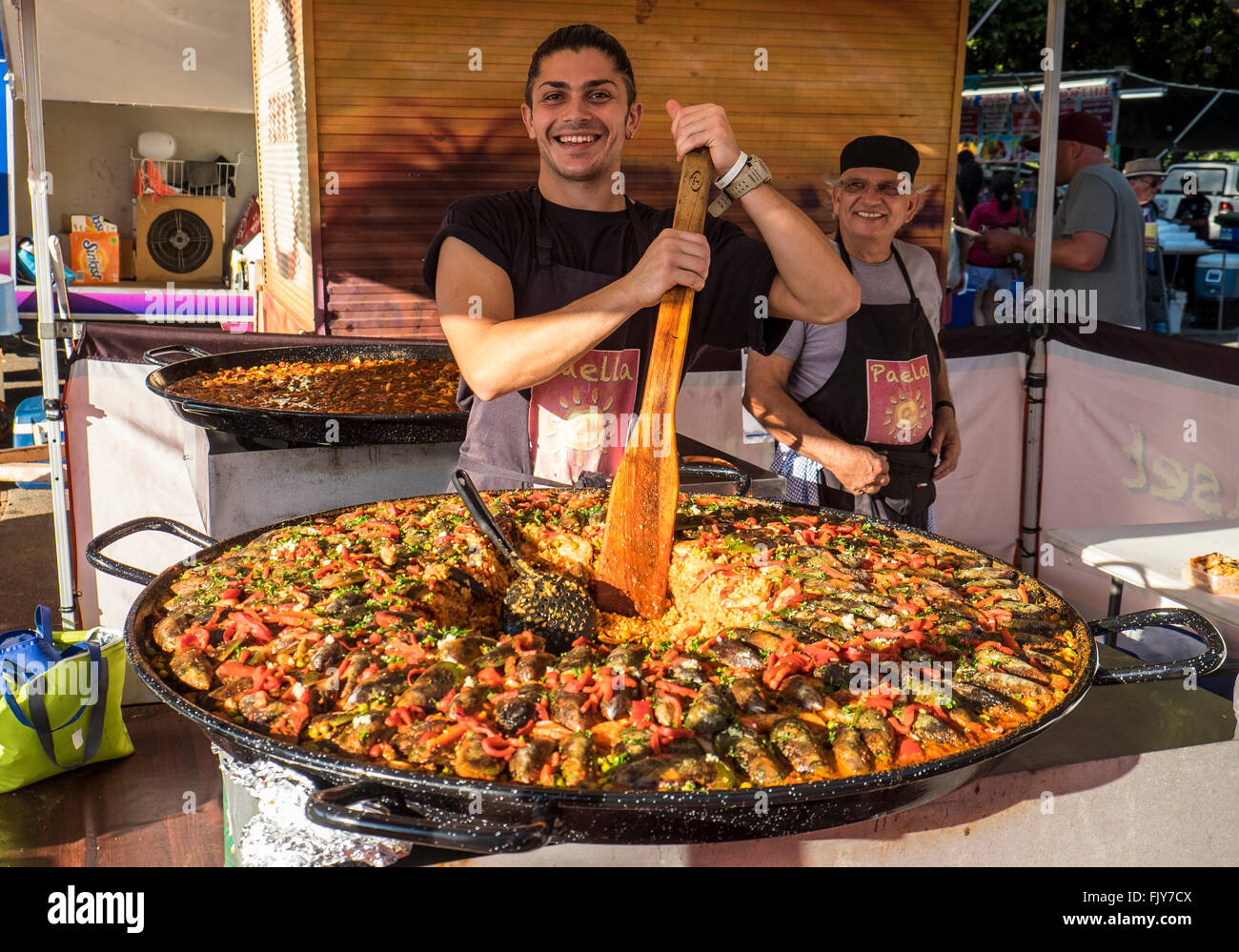 Une paella chef à Mindil Beach Sunset market à Darwin, Territoire du Nord, Australie Banque D'Images