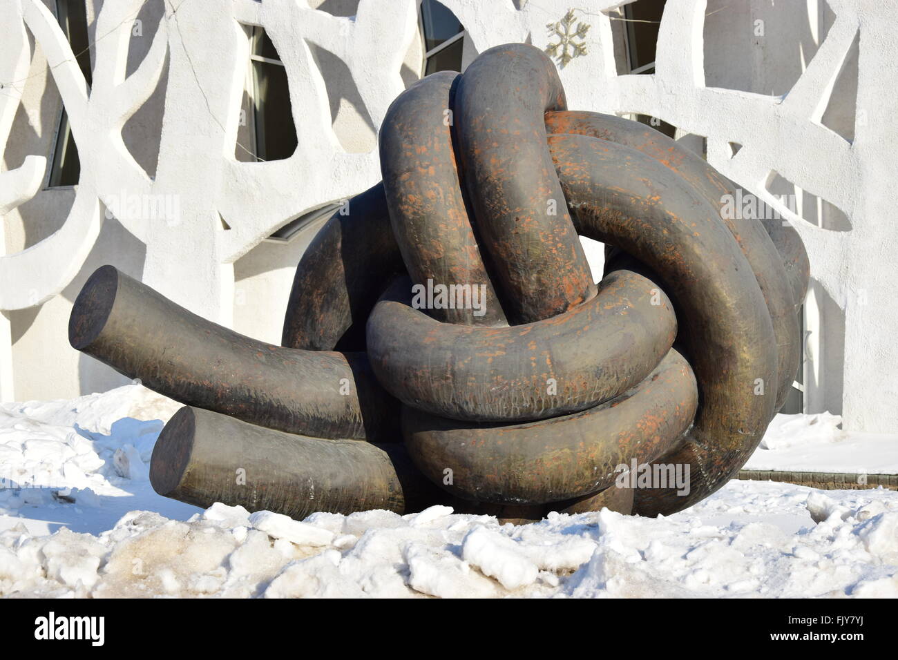 Sculpture de métal sous la forme d'un énorme nœud double, à Astana, Kazakhstan Banque D'Images