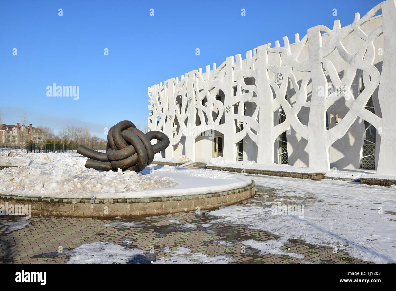 Sculpture de métal sous la forme d'un énorme nœud double, à Astana, Kazakhstan Banque D'Images