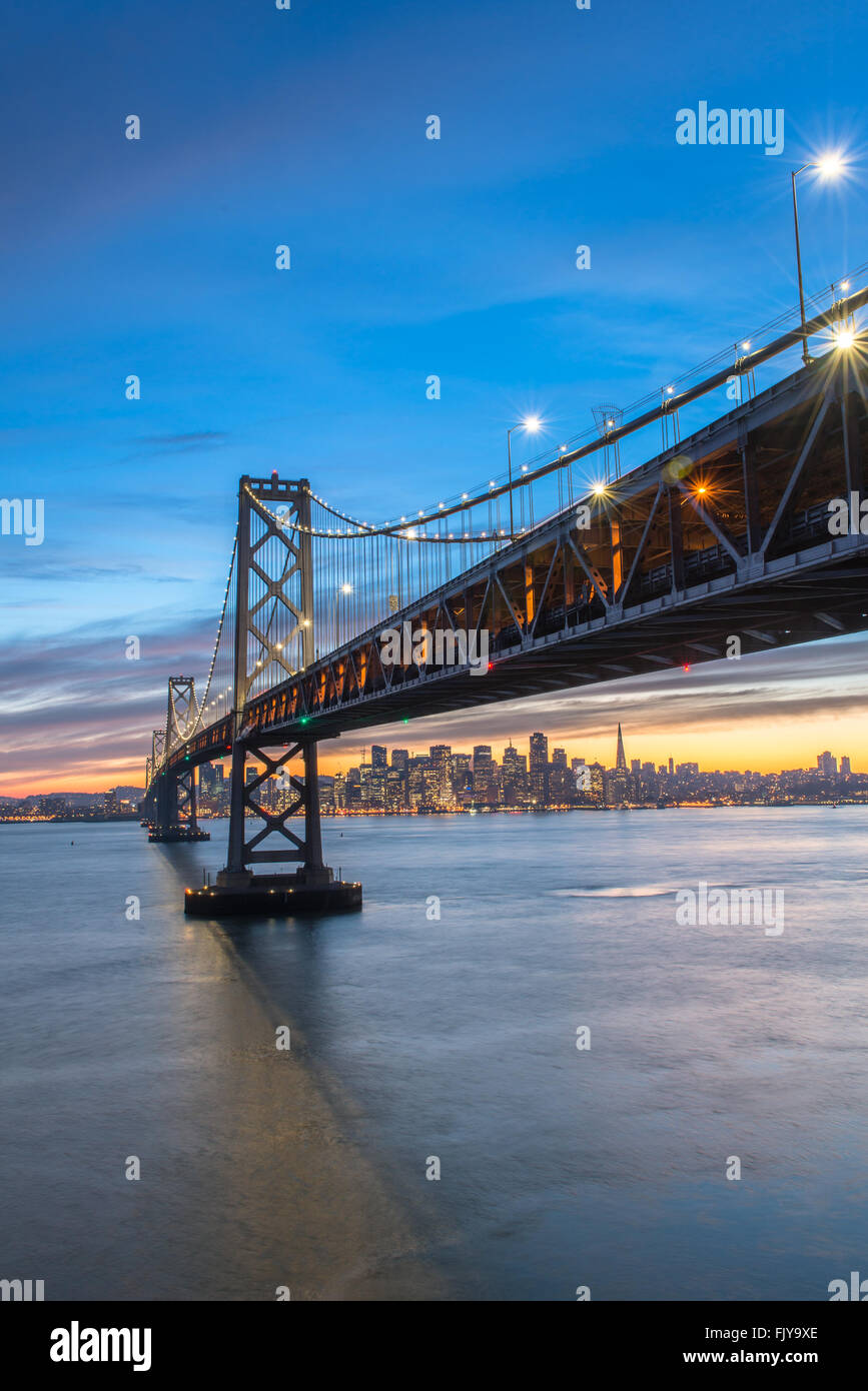 Beau momoent de Bay Bridge pendant le crépuscule, San Francisco Banque D'Images