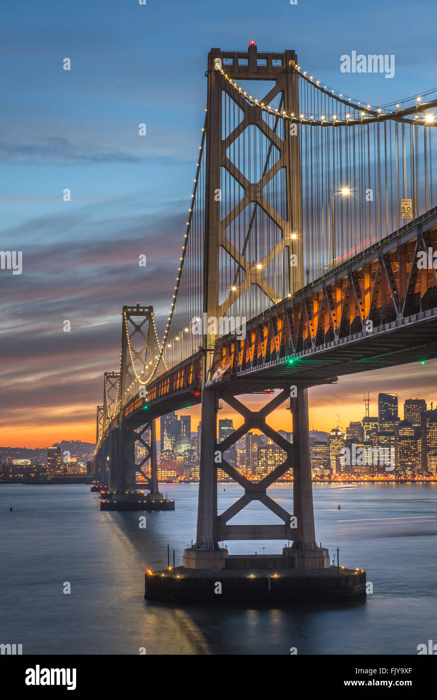 Beau momoent de Bay Bridge pendant le crépuscule, San Francisco Banque D'Images