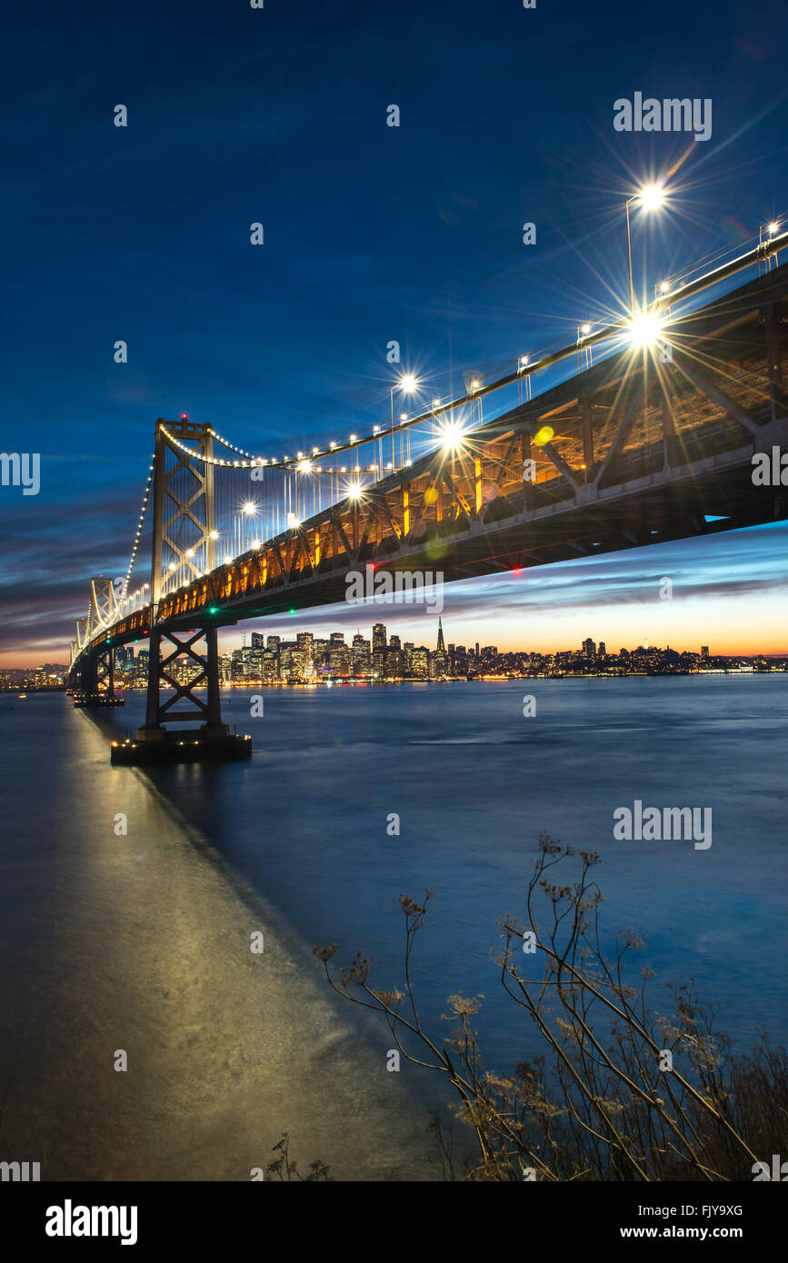 Beau momoent Bay Bridge de San Francisco pendant le crépuscule Banque D'Images