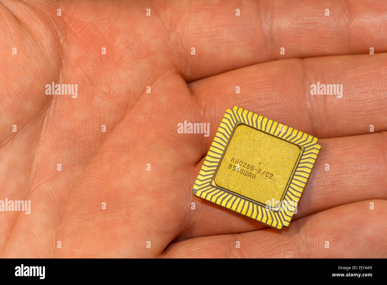 Un CPU céramique vintage dans la main Banque D'Images