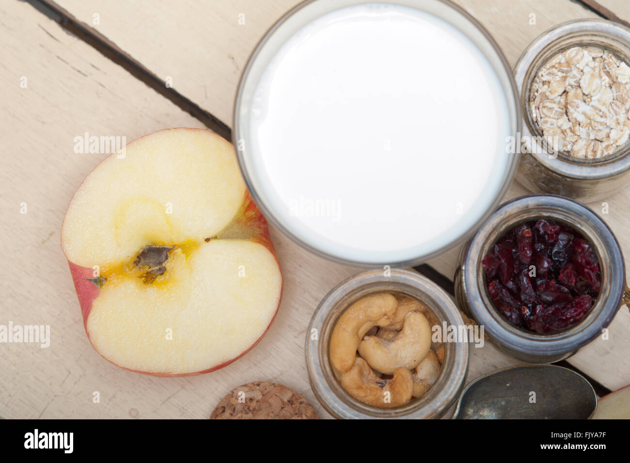 Petit-déjeuner sain d'avoine lait ingrédients secs noix d'craisinns cramberry Banque D'Images