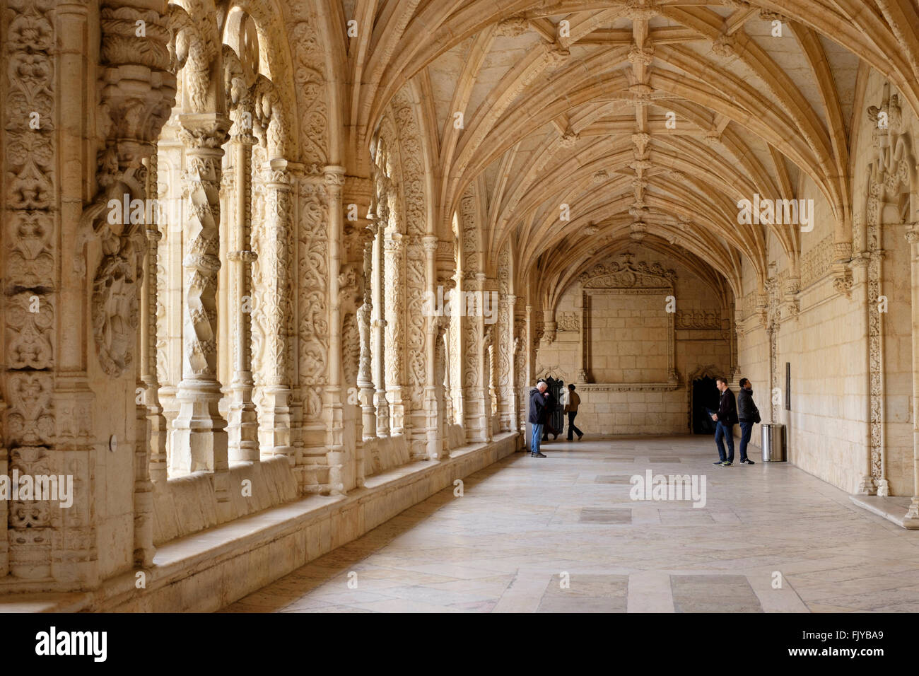 Portugal, Lisbonne : les touristes dans le Cloître médiéval du Monastère des Hiéronymites à Belém Banque D'Images