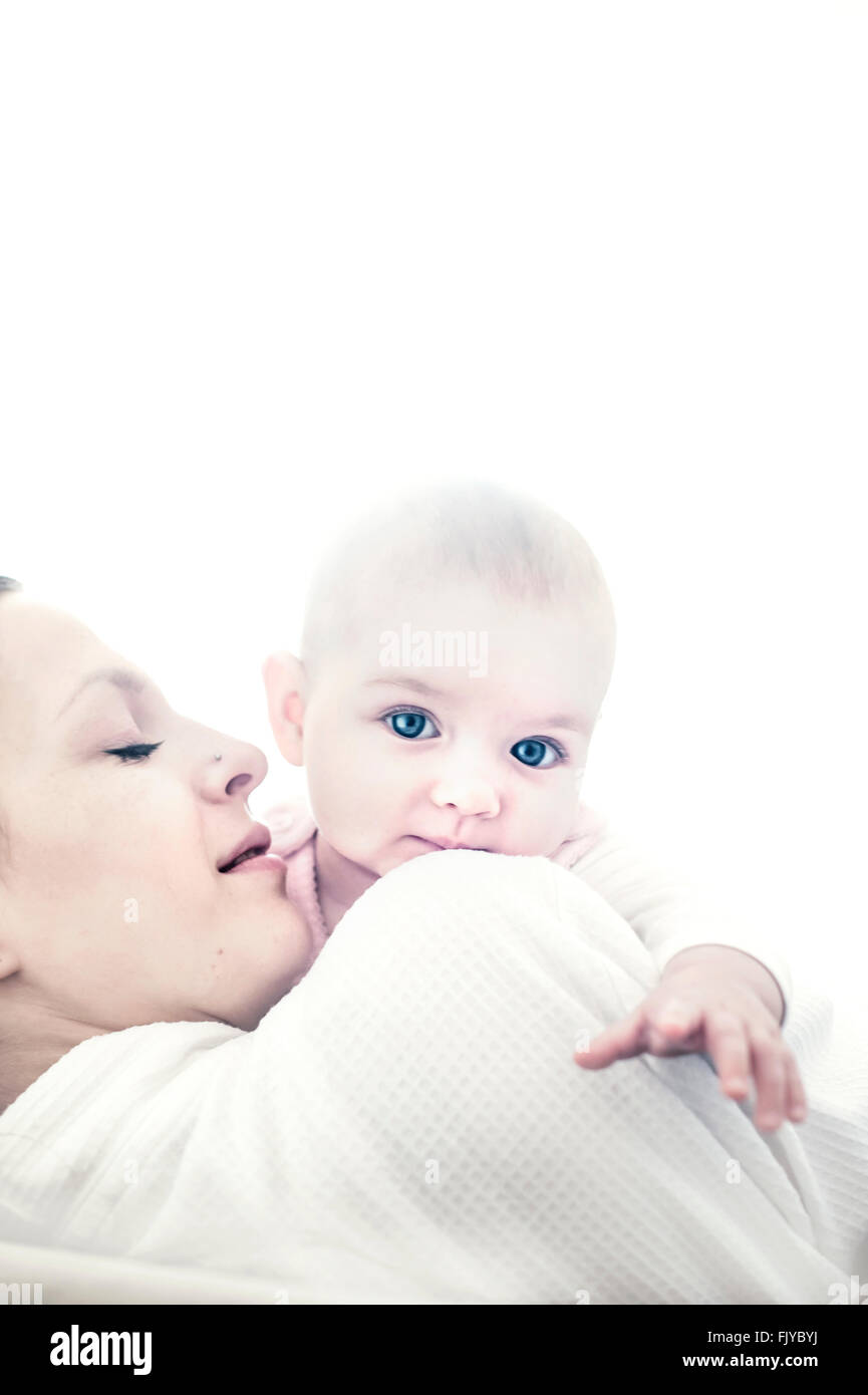 Jeune Maman Avec Bebe Fille Dans Ses Bras Photo Stock Alamy