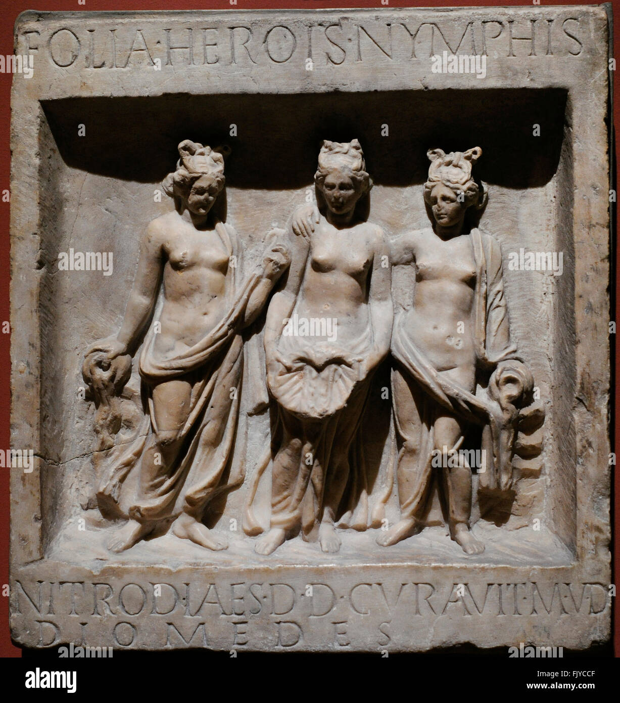 Roman relief représentant trois nymphes. 1er siècle après JC. En. Dédié à la nymphe, sur l'île d'Ischia par Pholia. Le Musée de l'Ermitage. Saint Petersburg. La Russie. Banque D'Images