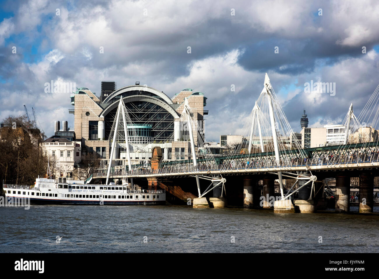 La gare de Charing Cross Hungerford Golden Jubilee Bridges London England Banque D'Images