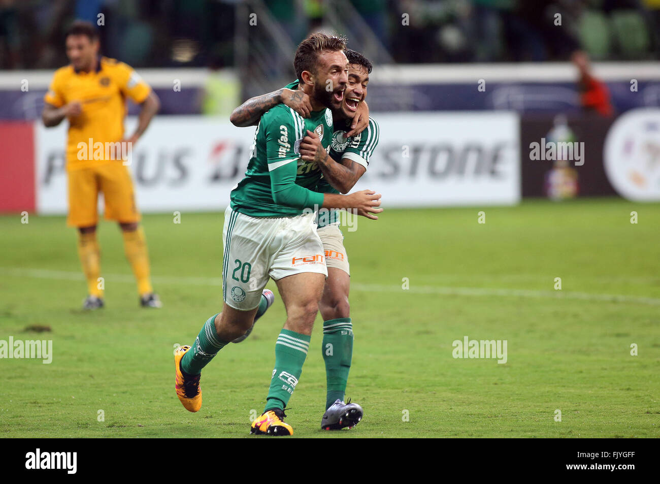 Sao Paulo, Brésil. 3e Mar, 2016. Palmeiras' Agustin Allione (L), du Brésil, célèbre après avoir marqué pendant le match de la phase de groupes de la Coupe Libertadores, contre Rosario Central, de l'Argentine, qui a eu lieu à l'Allianz Park Stadium, à Sao Paulo, Brésil, le 3 mars 2016. Palmeiras du Brésil a gagné 2-0. © Rahel Patrasso/Xinhua/Alamy Live News Banque D'Images