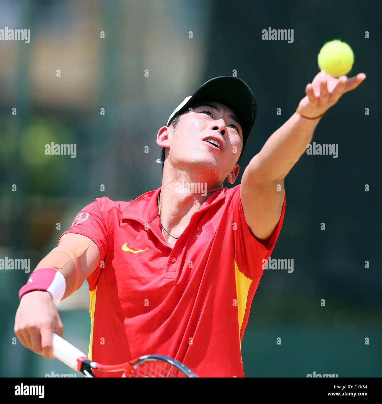 (160304) -- COLOMBO, 4 mars 2016 (Xinhua) -- Ze Zhang de Chine sert lors de son seul match contre hommes Aqeel Khan du Pakistan pendant leur monde Coupe Davis de la zone Asie/Océanie Group l premier tour seul match de tennis à Colombo, Sri Lanka, le 4 mars 2016. Zhang a gagné 3-0. (Xinhua/Li Peng) Banque D'Images