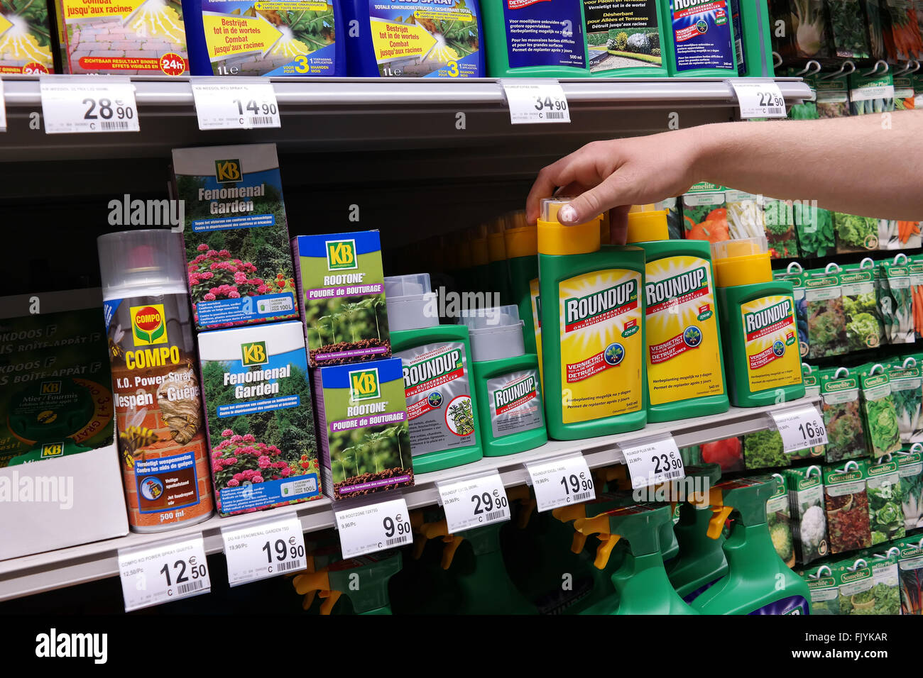 Étagère avec des pesticides pour utilisation dans le jardin Supermarché Banque D'Images