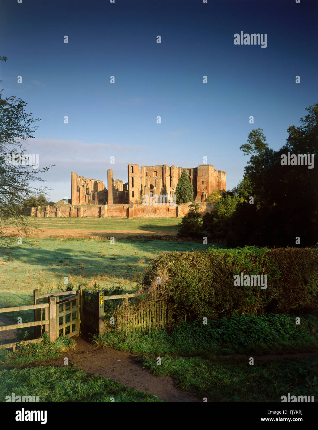Le château de Kenilworth, Warwickshire. Voir à travers le champ vers le château, qui à un moment fait partie de la grande simple. Banque D'Images
