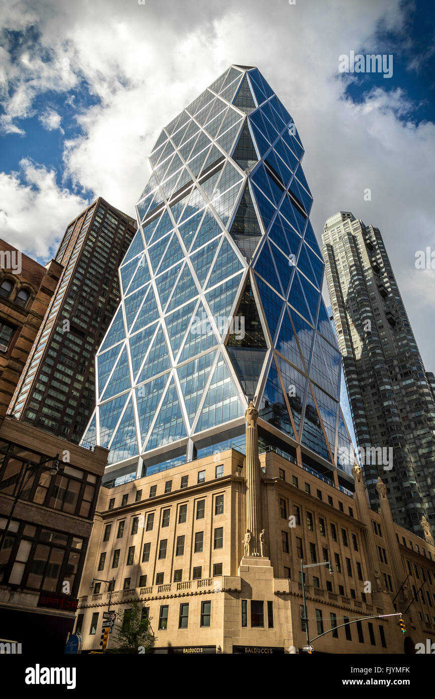 La Hearst Tower, à New York, avec sa base de 1928 par Joseph Urban et son tour 2006 par Sir Norman Foster. Banque D'Images