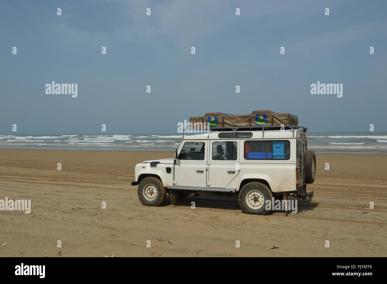 Land Rover Sur Plage Blanche Maroc Banque Dimages Photo