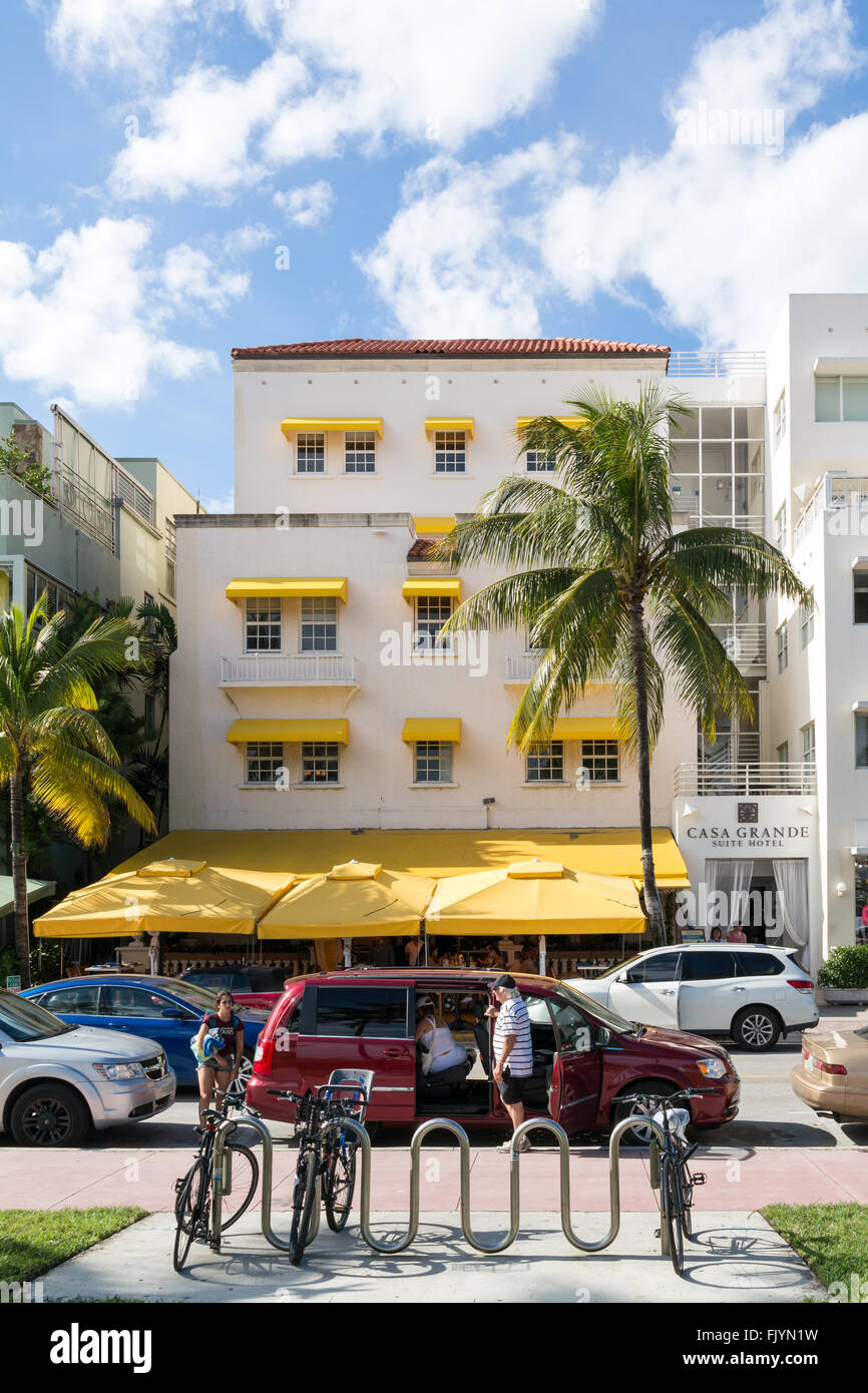 Scène de rue Ocean Drive avec des gens, des voitures et de l'Art Deco Hotel, Miami Beach, Florida, USA Banque D'Images