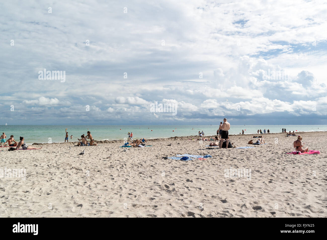 Les personnes bénéficiant de soleil sur South Beach de Miami Beach, Floride, USA Banque D'Images