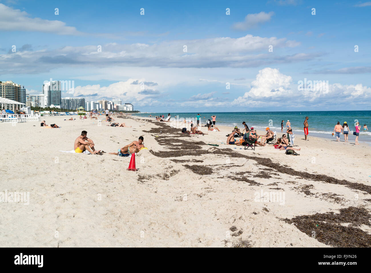 Les personnes bénéficiant de soleil sur South Beach de Miami Beach, Floride, USA Banque D'Images