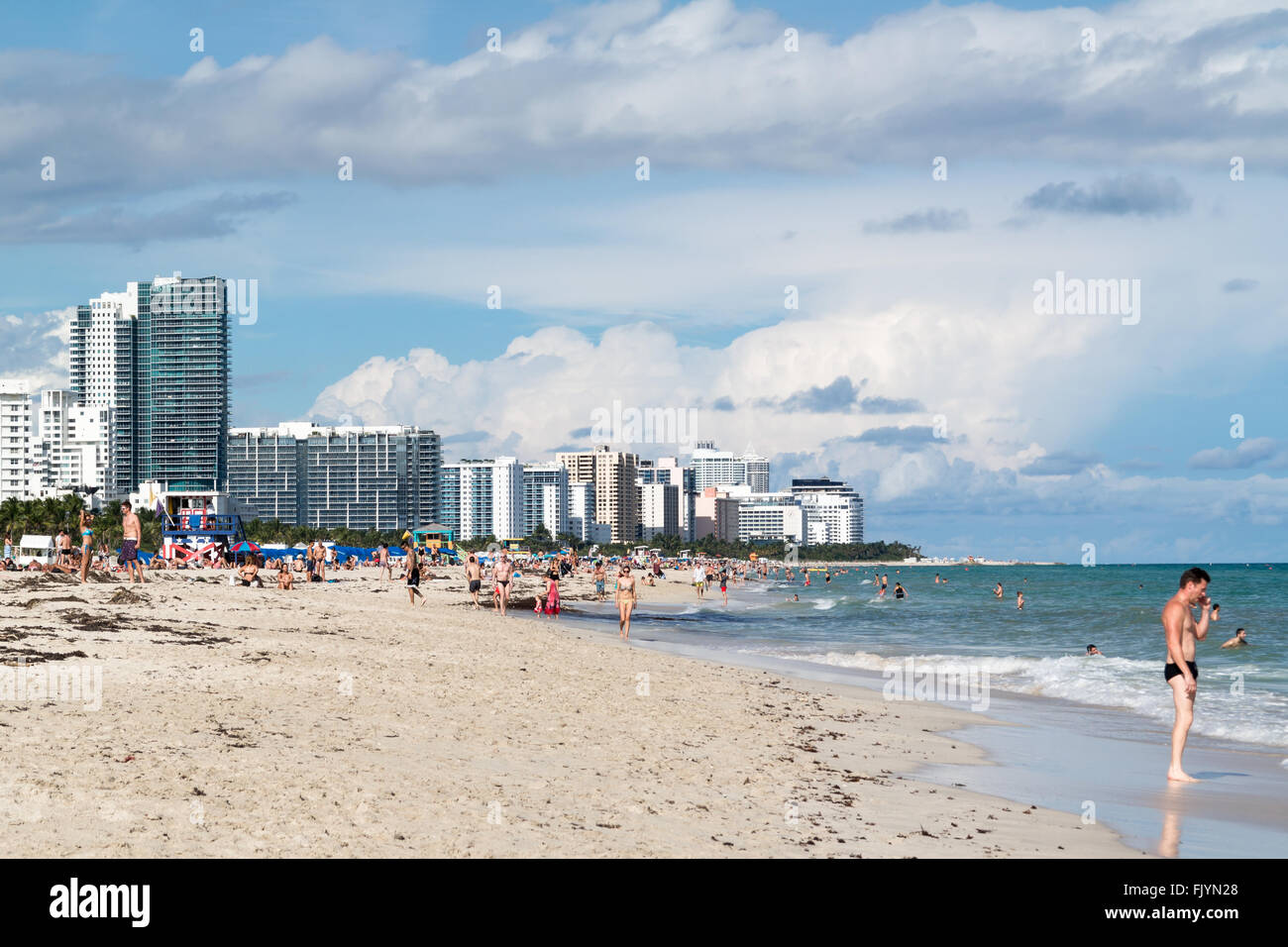 Les personnes bénéficiant de soleil sur South Beach de Miami Beach, Floride, USA Banque D'Images