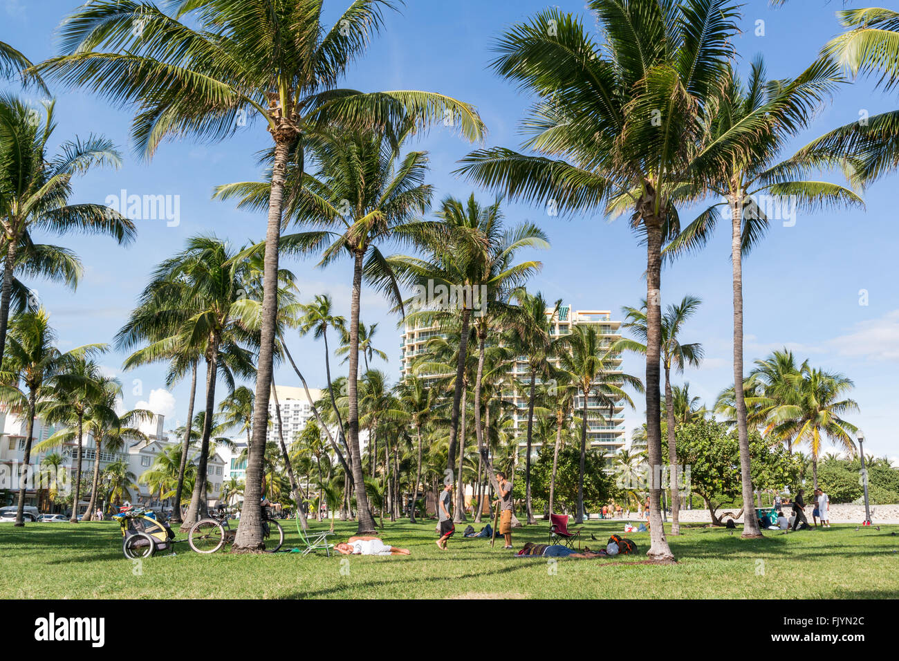 South Beach Boardwalk avec les gens et de palmiers à Miami Beach, Floride, USA Banque D'Images