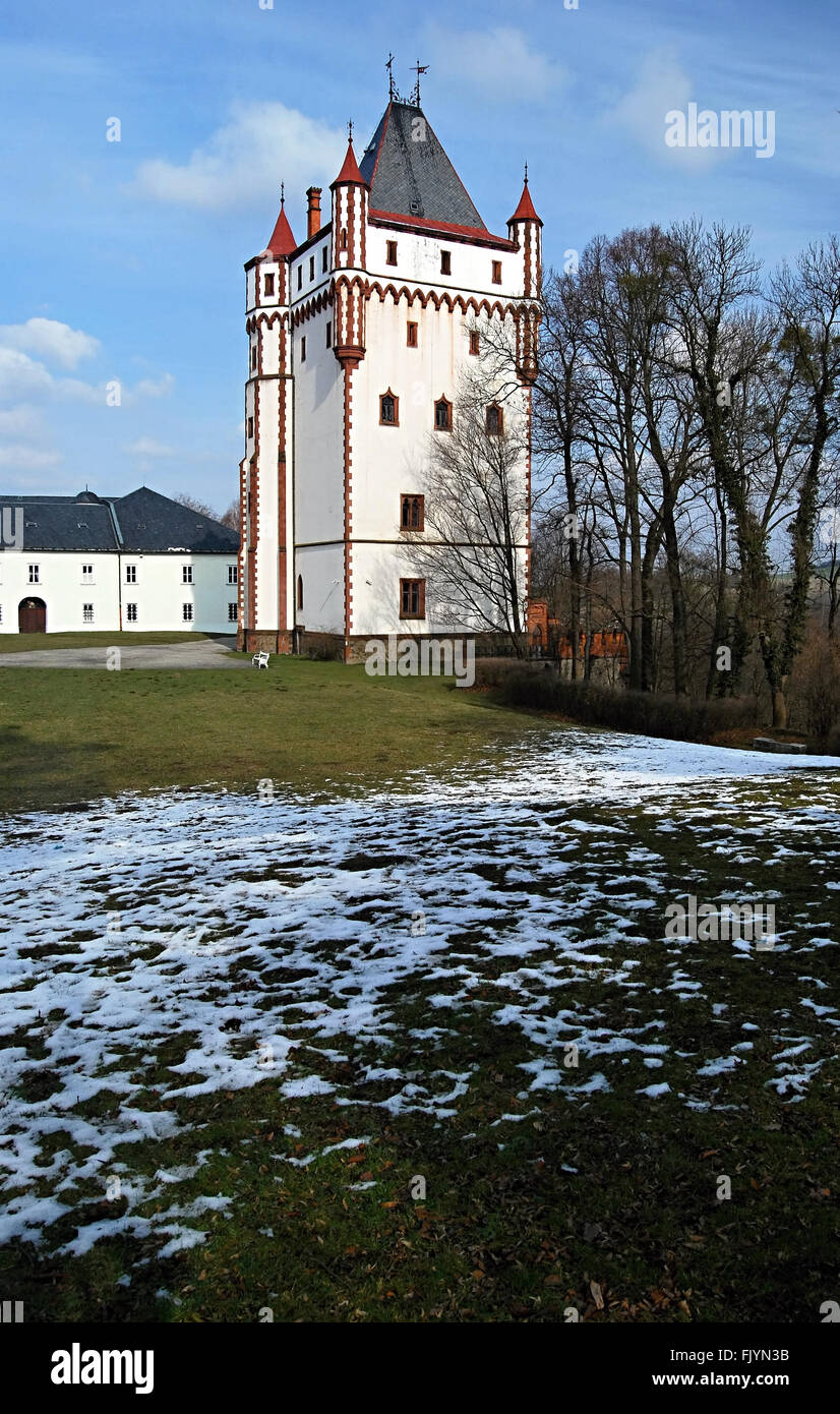 Bila vez tour construite au 19ème siècle dans parc du château de Hradec NAD Moravici nice au cours de la fin de l'hiver 24 Banque D'Images