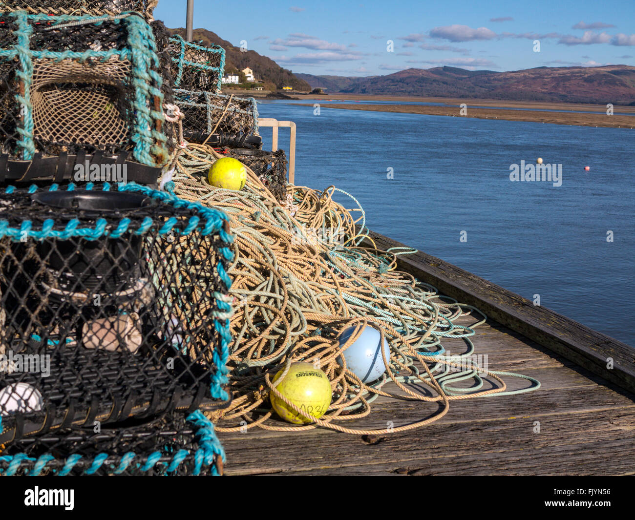 Équipement de pêche locales pour les crabes et homards sur le quai de Aberdyfi en attente d'être chargées sur les bateaux de pêche. Banque D'Images