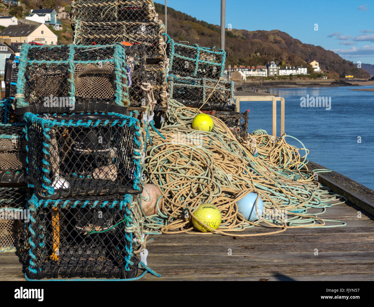 Équipement de pêche locales pour les crabes et homards sur le quai de Aberdyfi en attente d'être chargées sur les bateaux de pêche. Banque D'Images