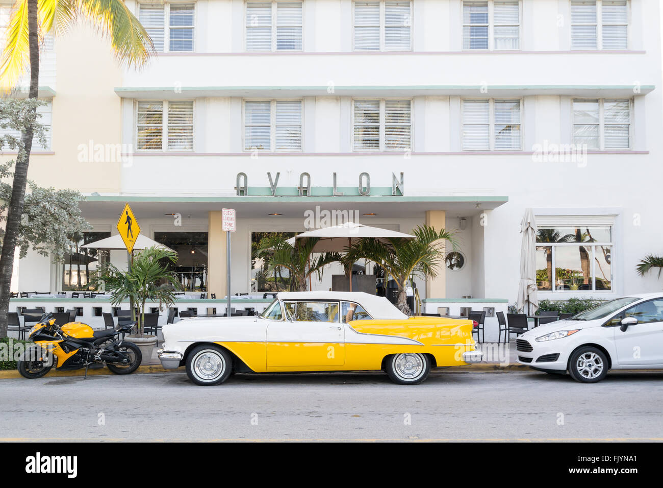 Voiture et moto classique en face de l'art déco hôtel Avalon sur Ocean Drive à South Beach de Miami Beach, Floride, USA Banque D'Images