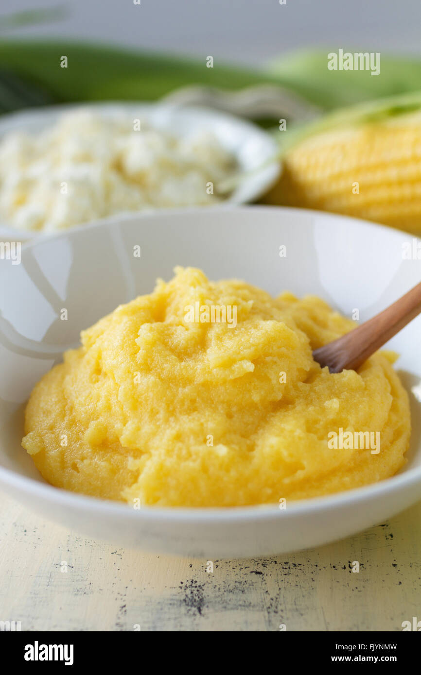 Plat de polenta, le nord de l'Italie typique recette. Banque D'Images
