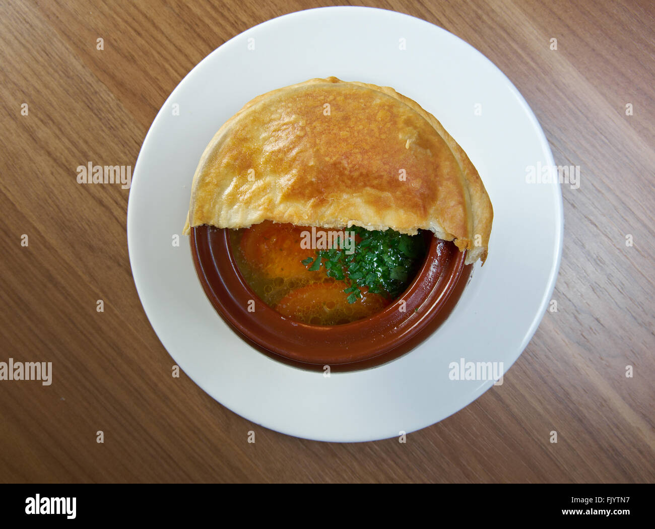 Fédération de soupe de légumes en pot en céramique. Banque D'Images