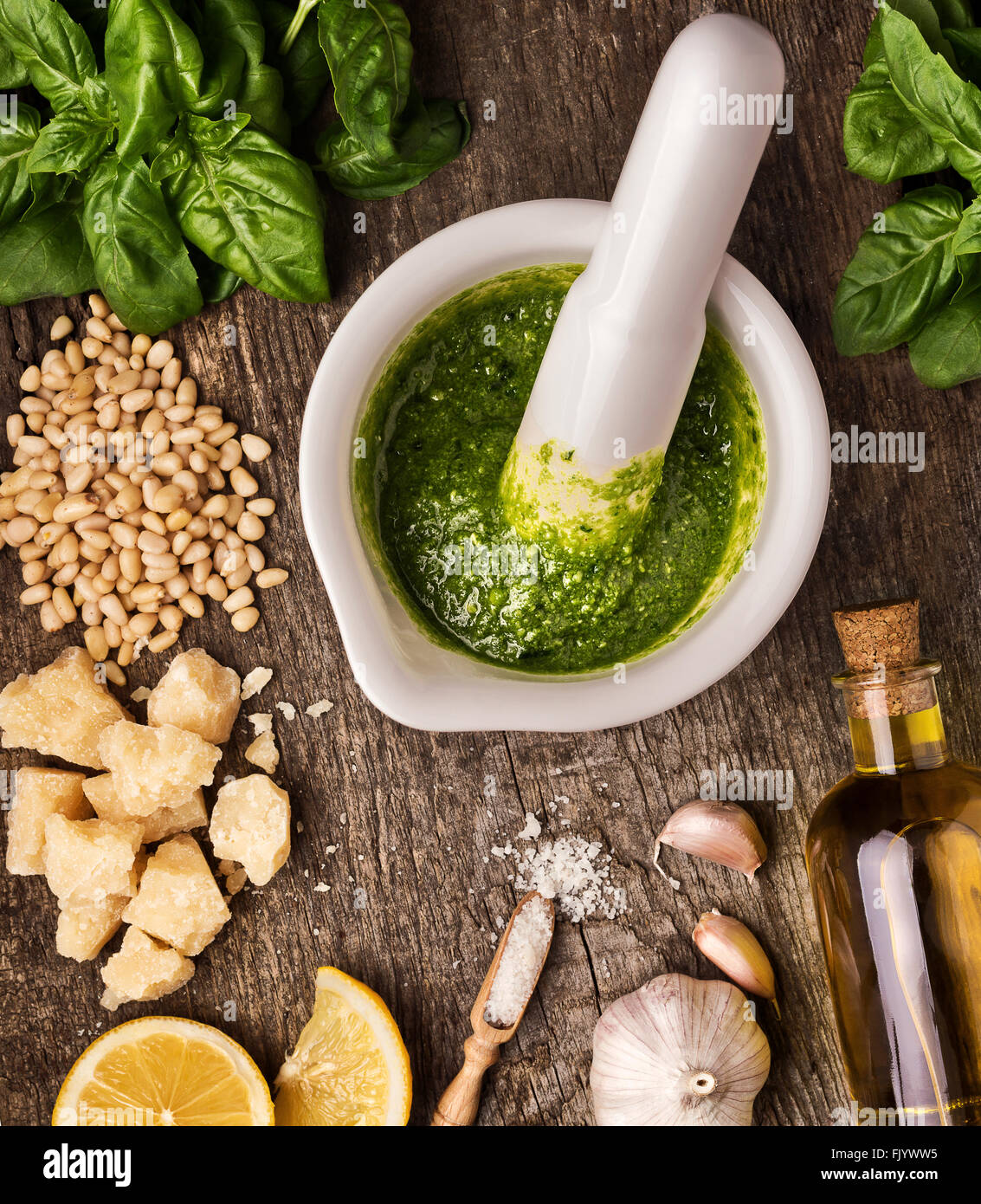 Pesto sauce et ses ingrédients sur le bois brut Banque D'Images