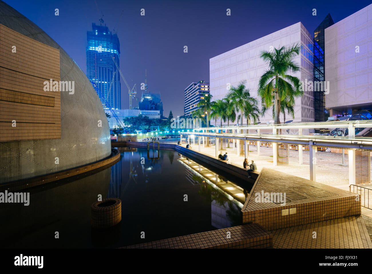 Le Hong Kong Space Museum et Museum of Art dans la nuit, à Tsim Sha Tsui, à Kowloon, Hong Kong. Banque D'Images