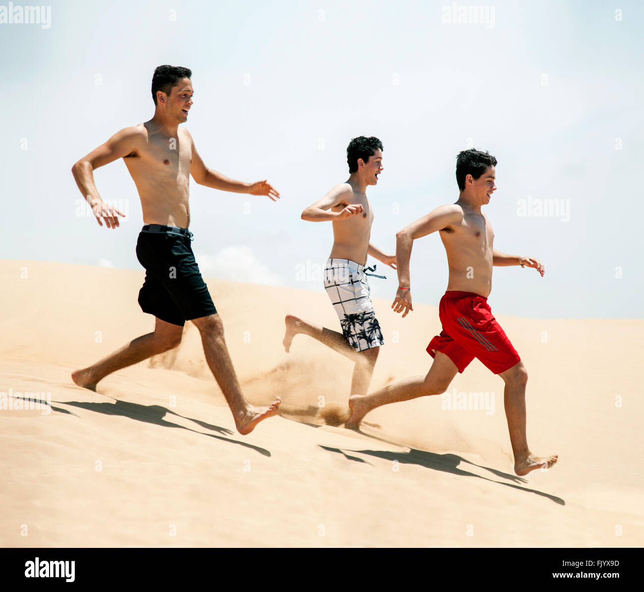 Chaque course frères d'autres vers le bas une dune de sable en Colombie Banque D'Images