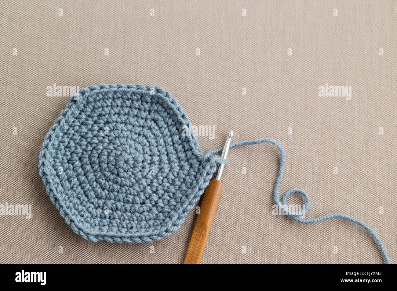 La laine bleu avec crochet Banque D'Images