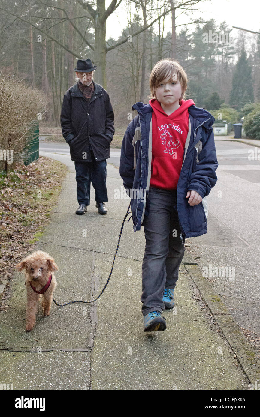 Les grands-parents et petit-fils faire une promenade Banque D'Images